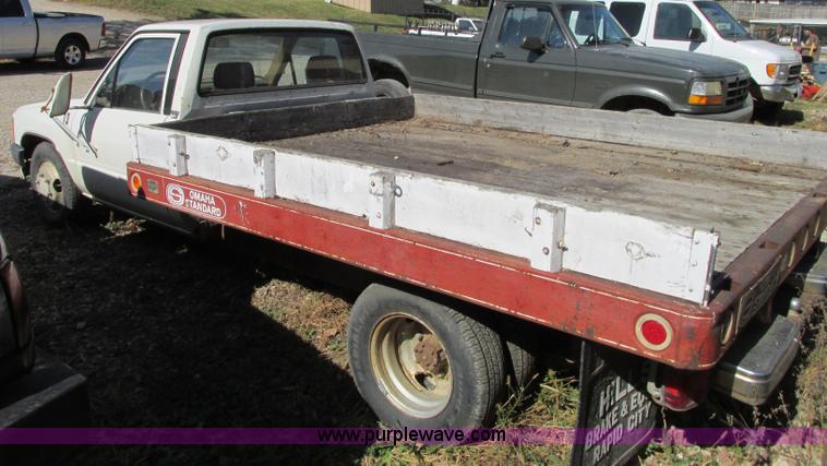 image for item R9490 1987 Toyota flatbed pickup truck
