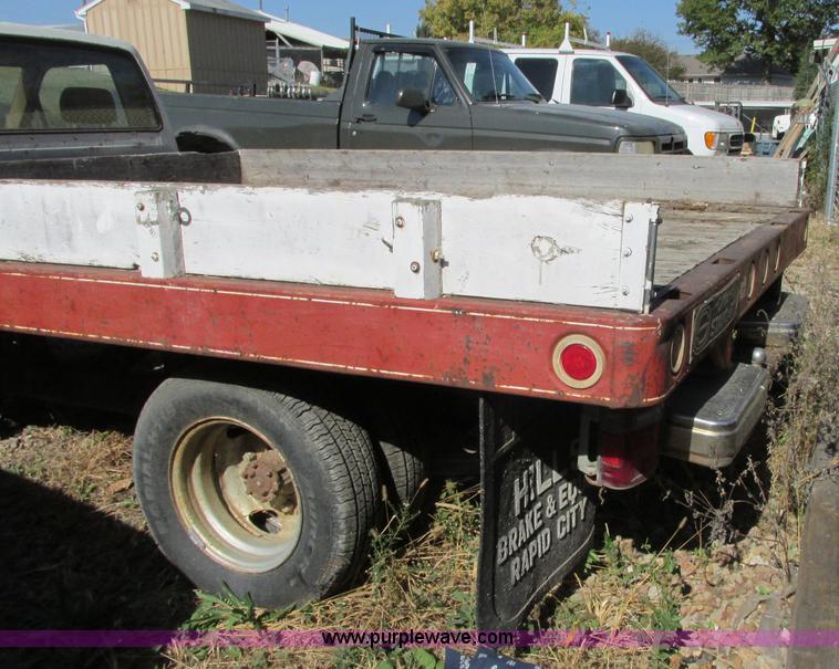 image for item R9490 1987 Toyota flatbed pickup truck