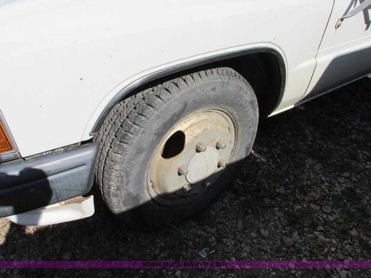 image for item R9490 1987 Toyota flatbed pickup truck