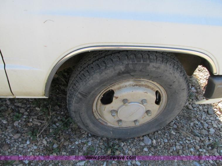 image for item R9490 1987 Toyota flatbed pickup truck