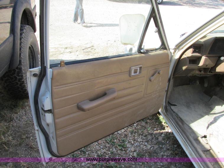 image for item R9490 1987 Toyota flatbed pickup truck