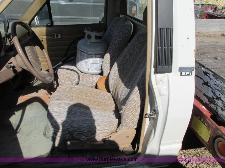 image for item R9490 1987 Toyota flatbed pickup truck