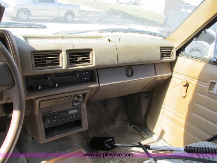 image for item R9490 1987 Toyota flatbed pickup truck