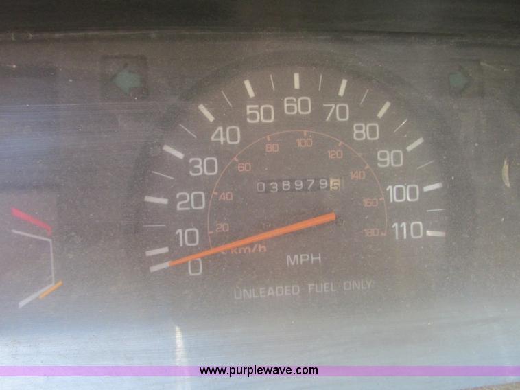 image for item R9490 1987 Toyota flatbed pickup truck