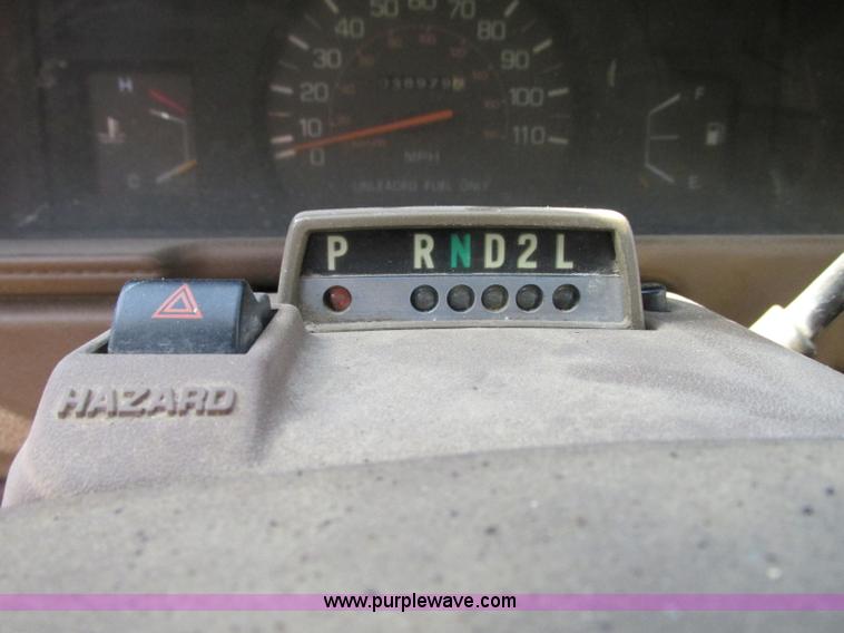 image for item R9490 1987 Toyota flatbed pickup truck