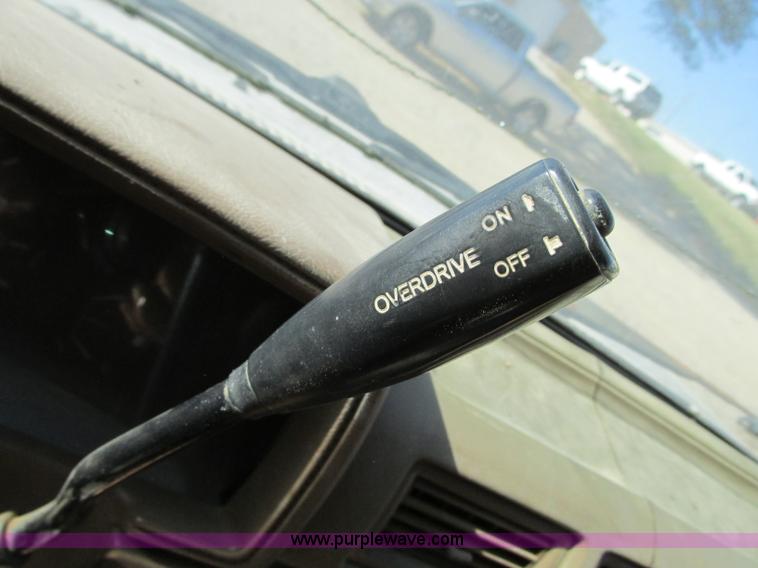 image for item R9490 1987 Toyota flatbed pickup truck