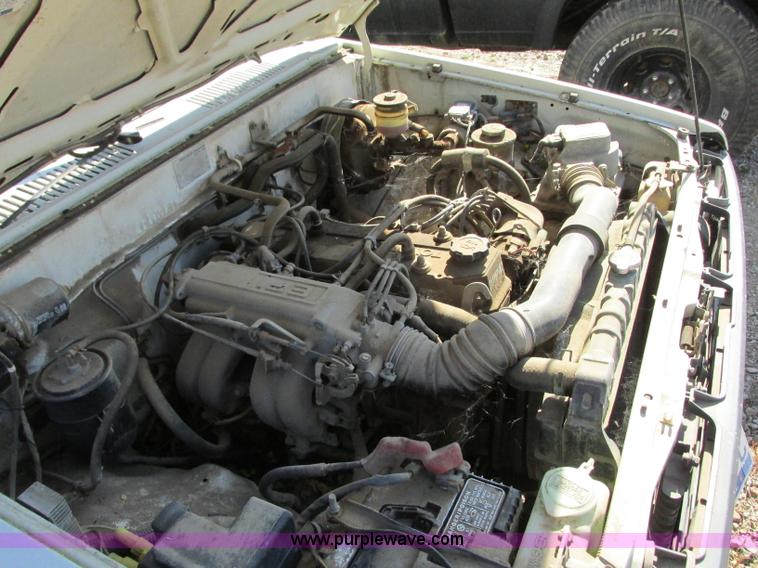 image for item R9490 1987 Toyota flatbed pickup truck