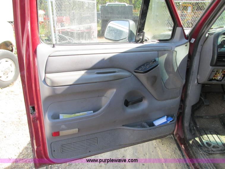 image for item R9491 1995 Ford F150 XLT pickup truck