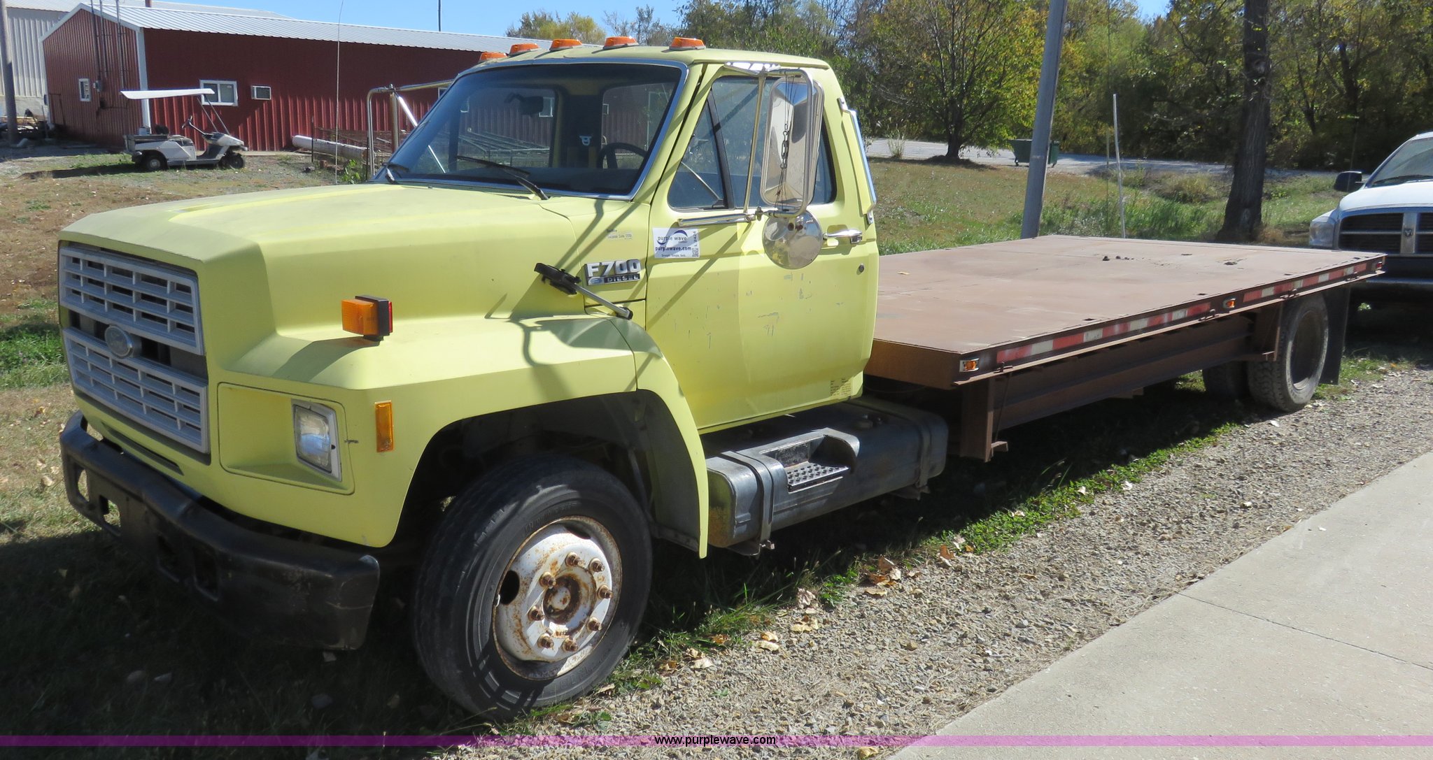 1994 Ford F700 flatbed truck in Holton, KS Item L2424 sold Purple Wave