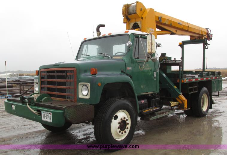 image for item H1098 1984 International S1854 crane truck