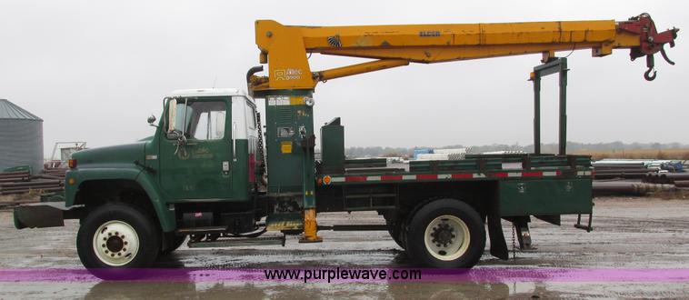 image for item H1098 1984 International S1854 crane truck
