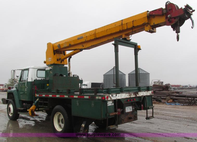 image for item H1098 1984 International S1854 crane truck