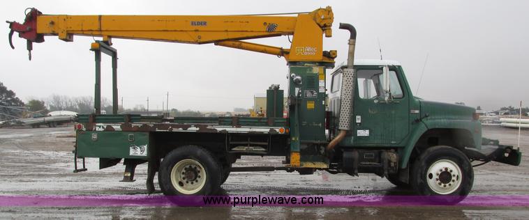 image for item H1098 1984 International S1854 crane truck