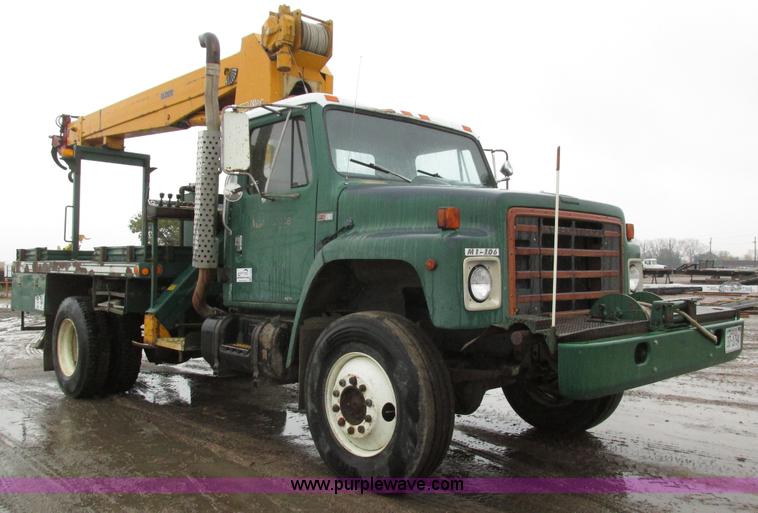 image for item H1098 1984 International S1854 crane truck