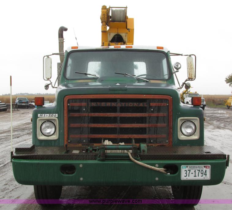 image for item H1098 1984 International S1854 crane truck