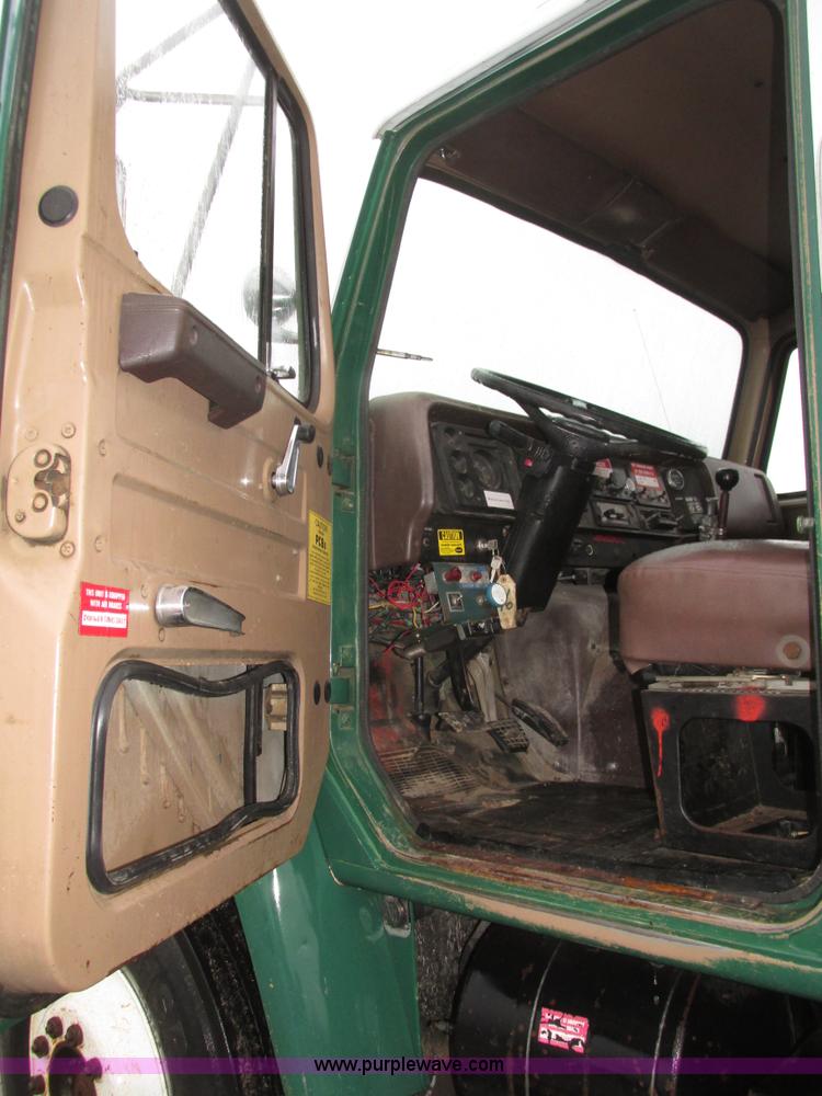 image for item H1098 1984 International S1854 crane truck