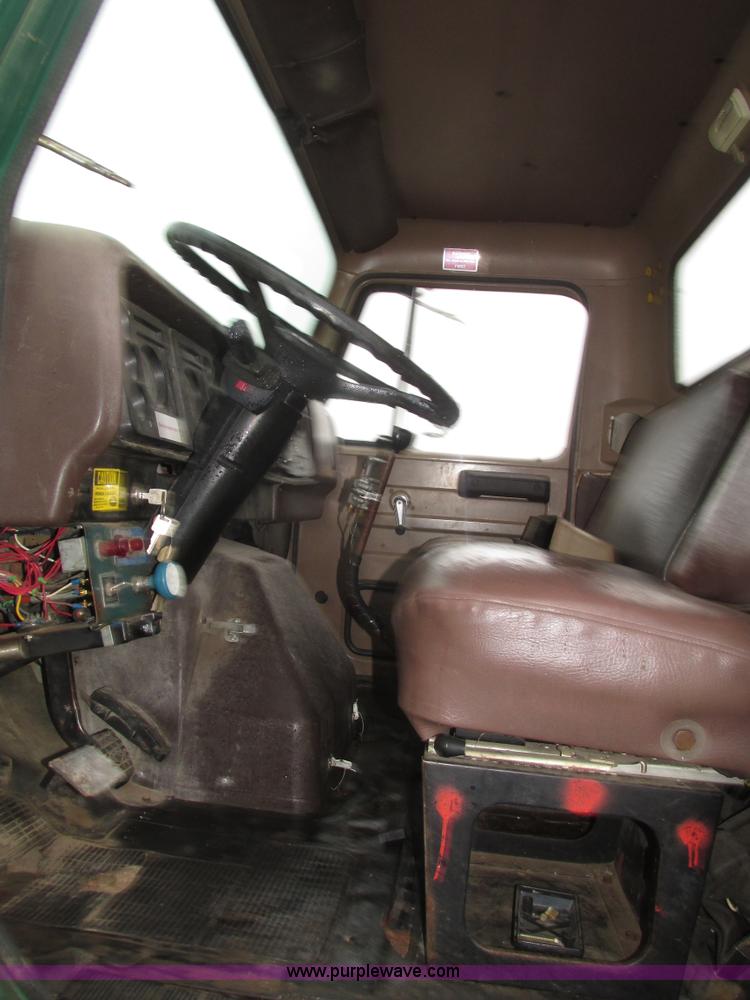 image for item H1098 1984 International S1854 crane truck