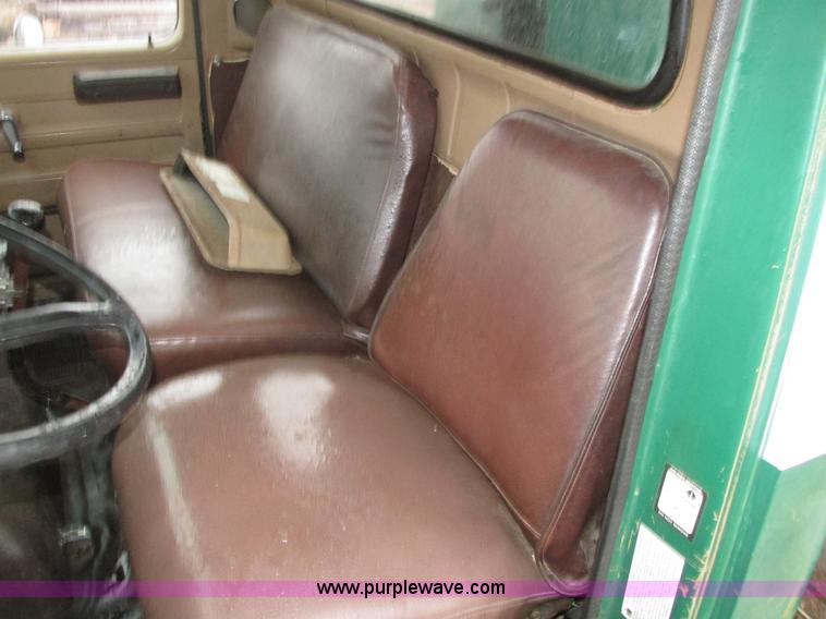 image for item H1098 1984 International S1854 crane truck