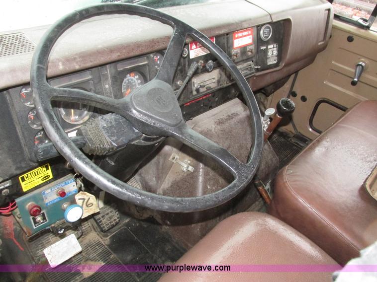 image for item H1098 1984 International S1854 crane truck