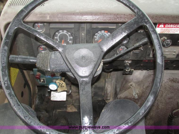 image for item H1098 1984 International S1854 crane truck