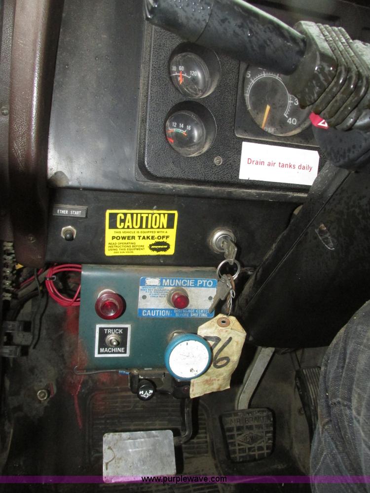 image for item H1098 1984 International S1854 crane truck