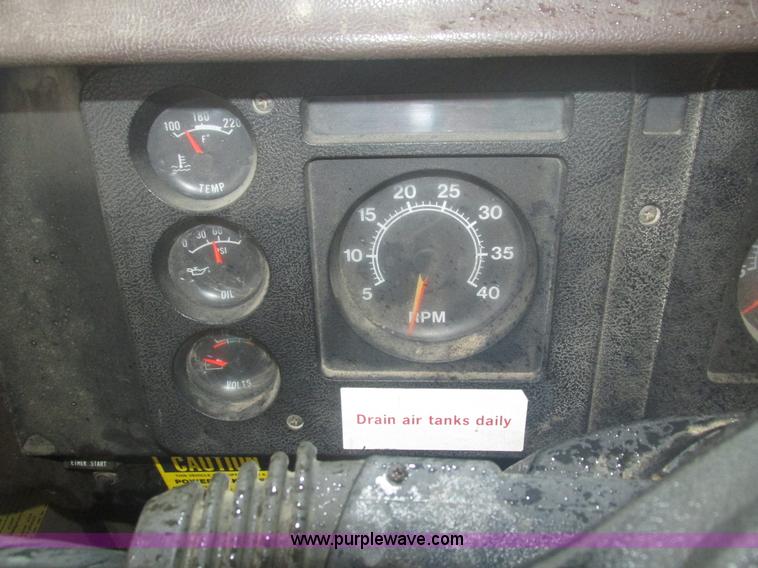 image for item H1098 1984 International S1854 crane truck