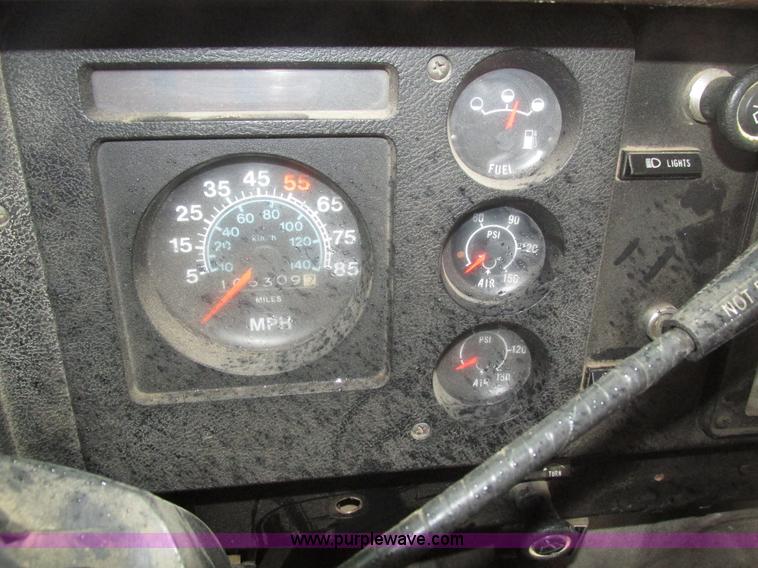 image for item H1098 1984 International S1854 crane truck