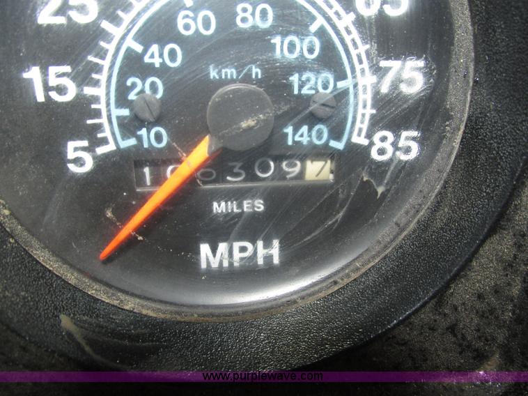 image for item H1098 1984 International S1854 crane truck