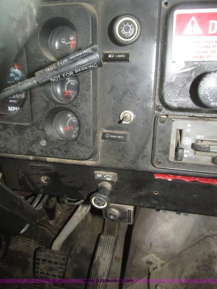 image for item H1098 1984 International S1854 crane truck