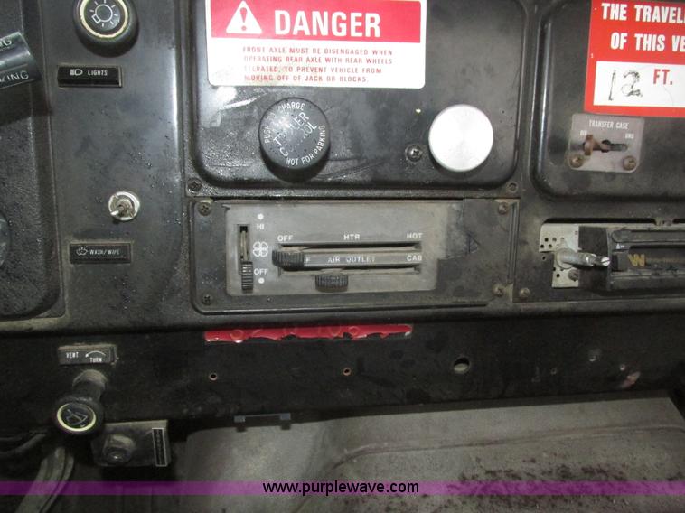 image for item H1098 1984 International S1854 crane truck