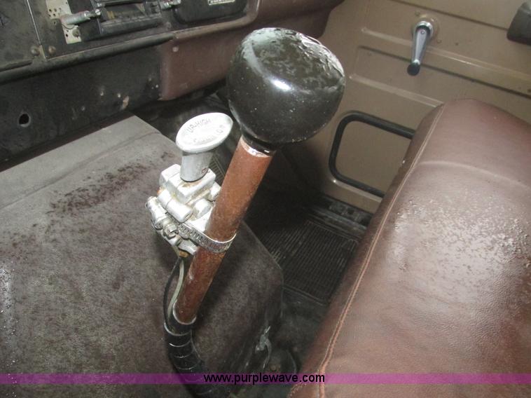 image for item H1098 1984 International S1854 crane truck