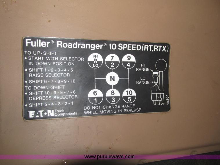image for item H1098 1984 International S1854 crane truck