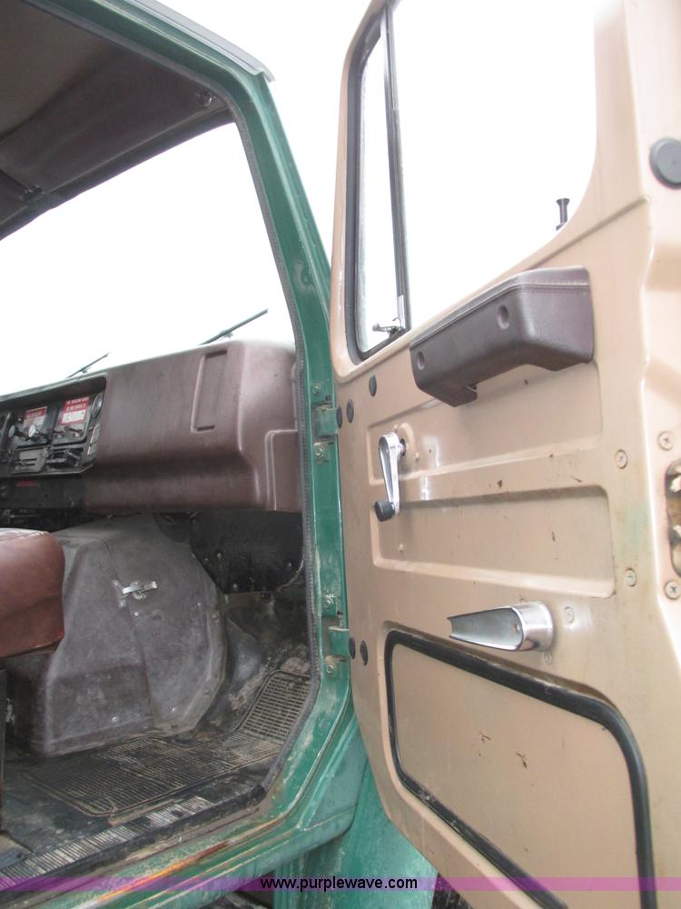 image for item H1098 1984 International S1854 crane truck