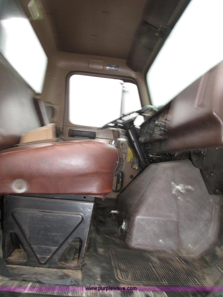 image for item H1098 1984 International S1854 crane truck