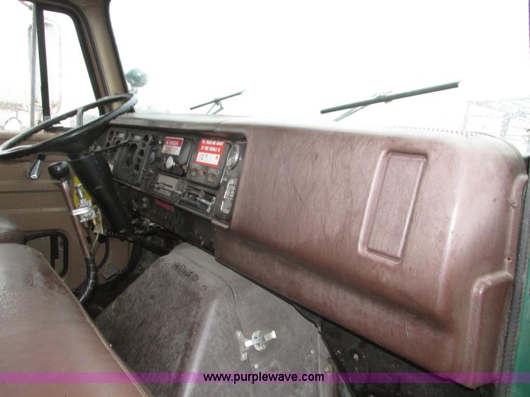 image for item H1098 1984 International S1854 crane truck