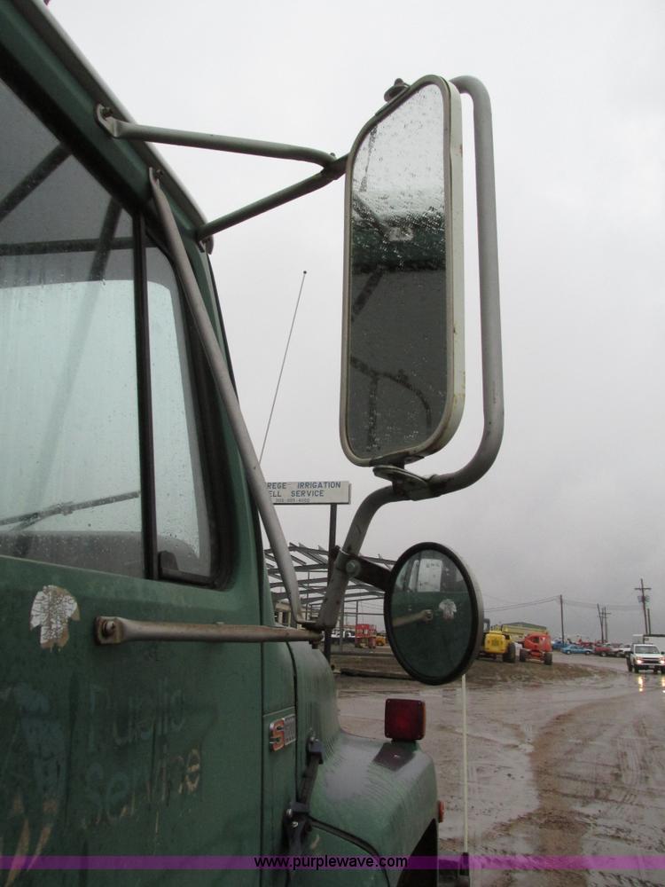 image for item H1098 1984 International S1854 crane truck