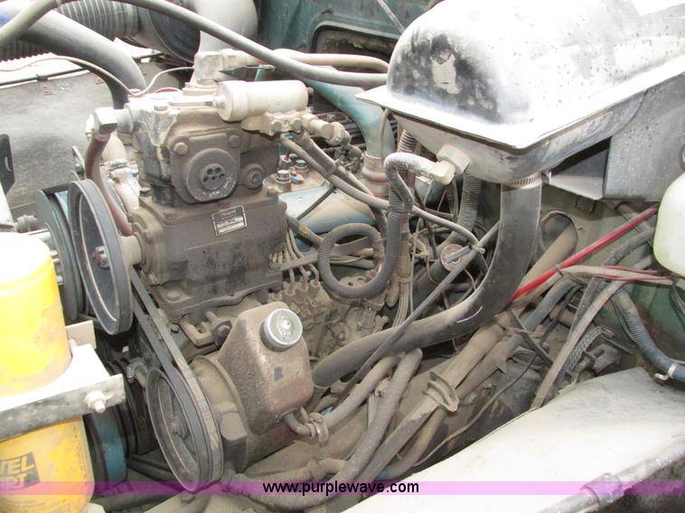 image for item H1098 1984 International S1854 crane truck