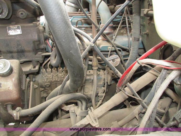 image for item H1098 1984 International S1854 crane truck