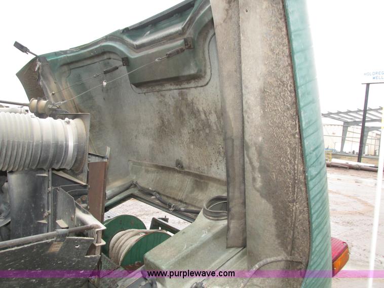 image for item H1098 1984 International S1854 crane truck