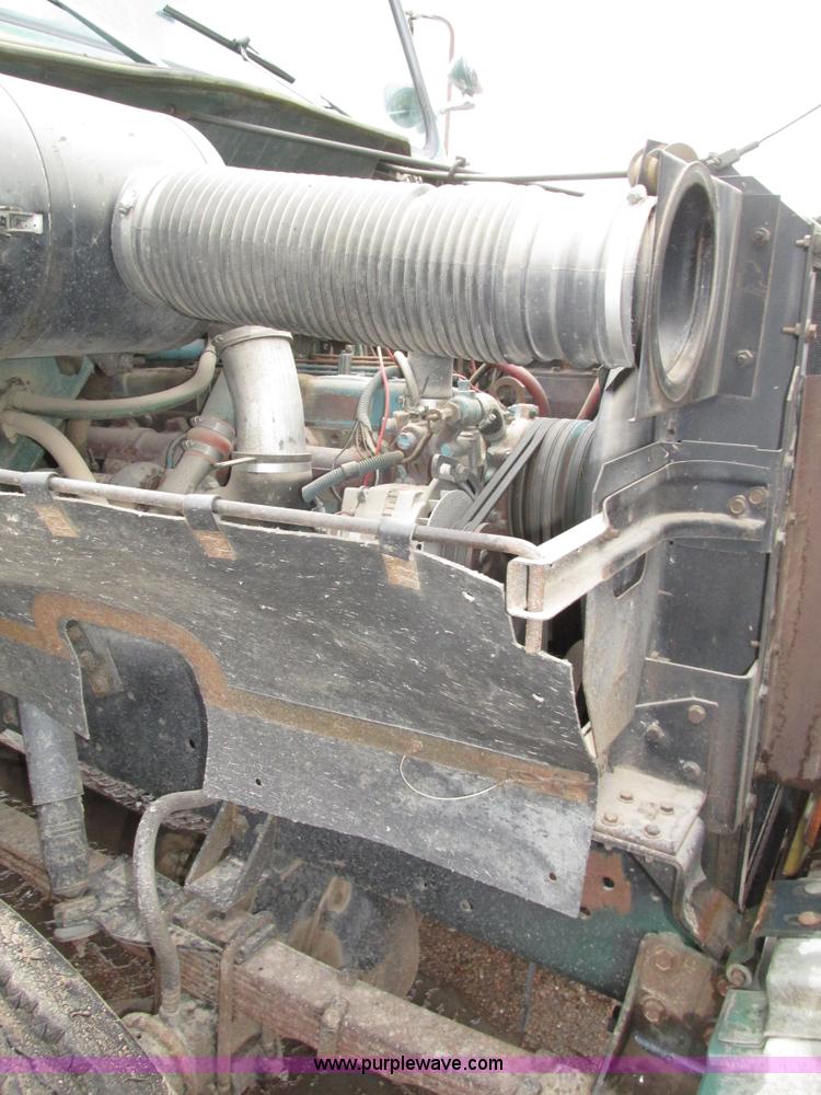 image for item H1098 1984 International S1854 crane truck