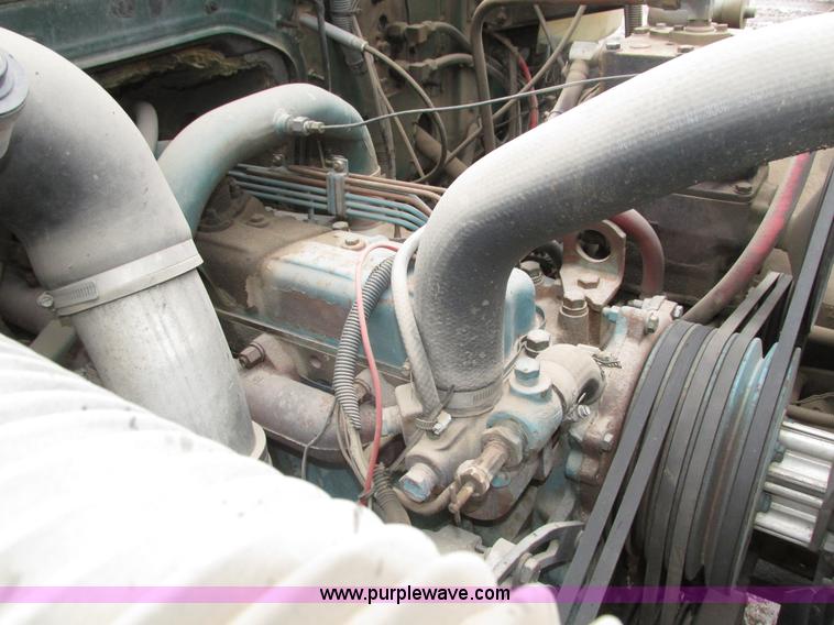 image for item H1098 1984 International S1854 crane truck