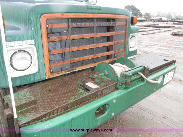 image for item H1098 1984 International S1854 crane truck