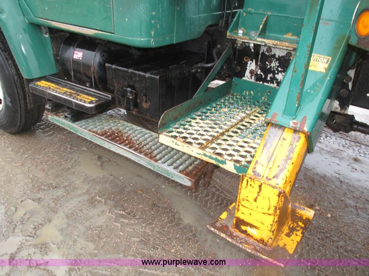 image for item H1098 1984 International S1854 crane truck