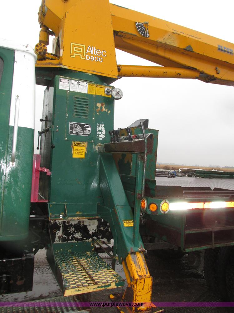 image for item H1098 1984 International S1854 crane truck