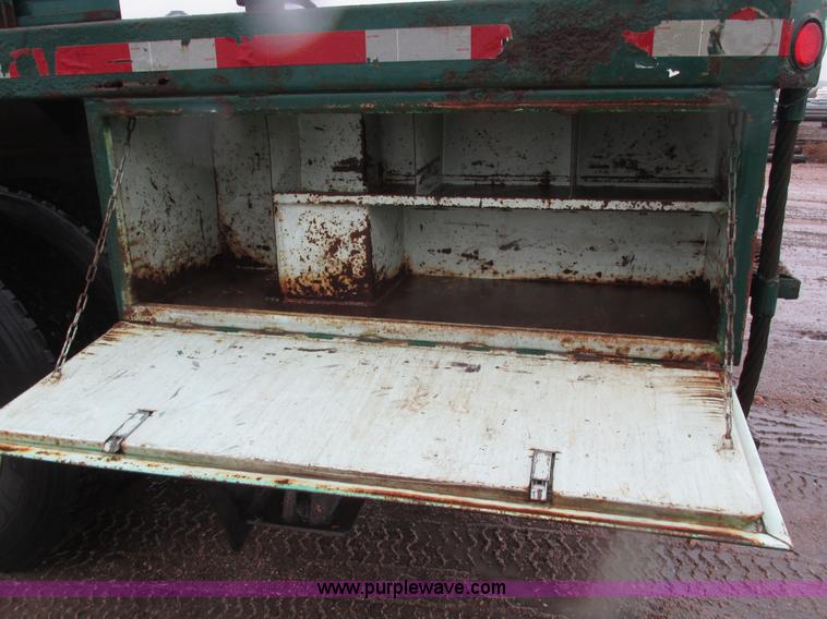 image for item H1098 1984 International S1854 crane truck