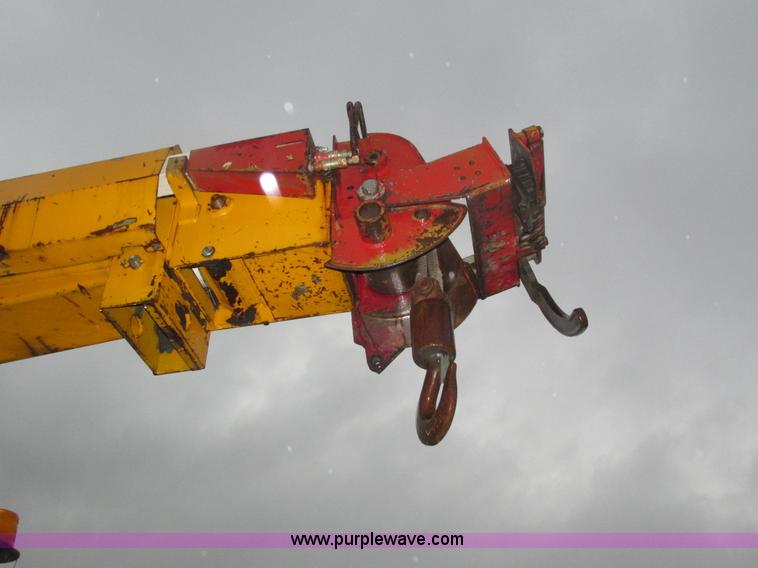 image for item H1098 1984 International S1854 crane truck