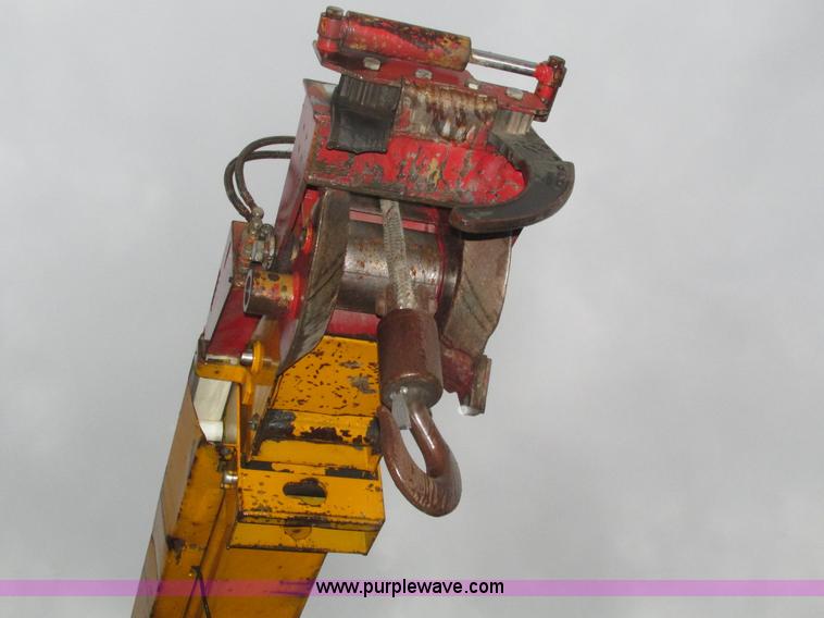 image for item H1098 1984 International S1854 crane truck