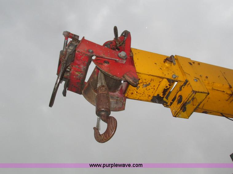 image for item H1098 1984 International S1854 crane truck