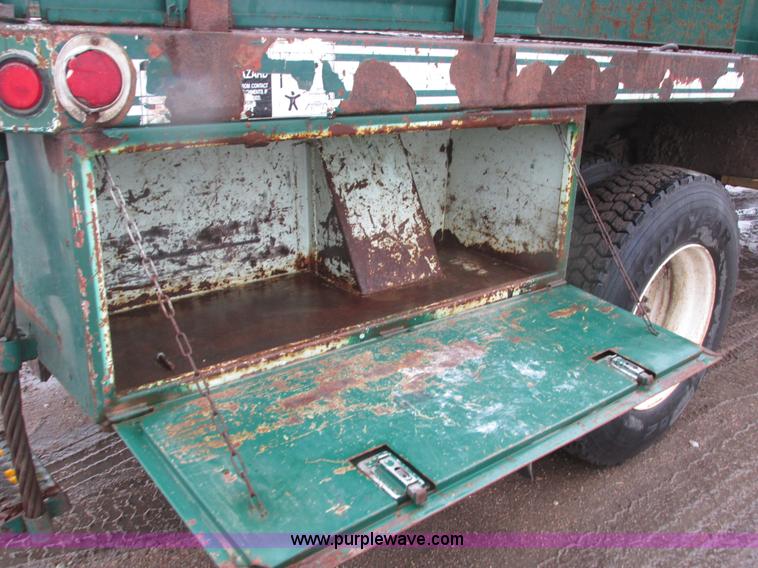 image for item H1098 1984 International S1854 crane truck