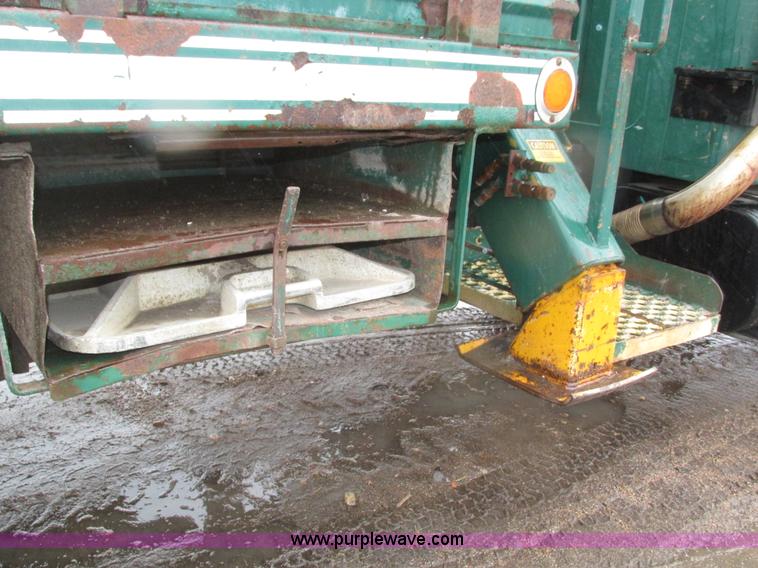 image for item H1098 1984 International S1854 crane truck